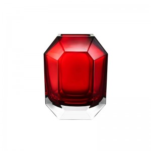 BACCARAT OCTAGONE VASE ROUGE. 