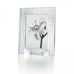 BACCARAT CLEAR PICTURE FRAME 5X7. 